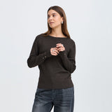 Model i brun Sara pullover i farven Espresso stylet med grå jeans, set forfra