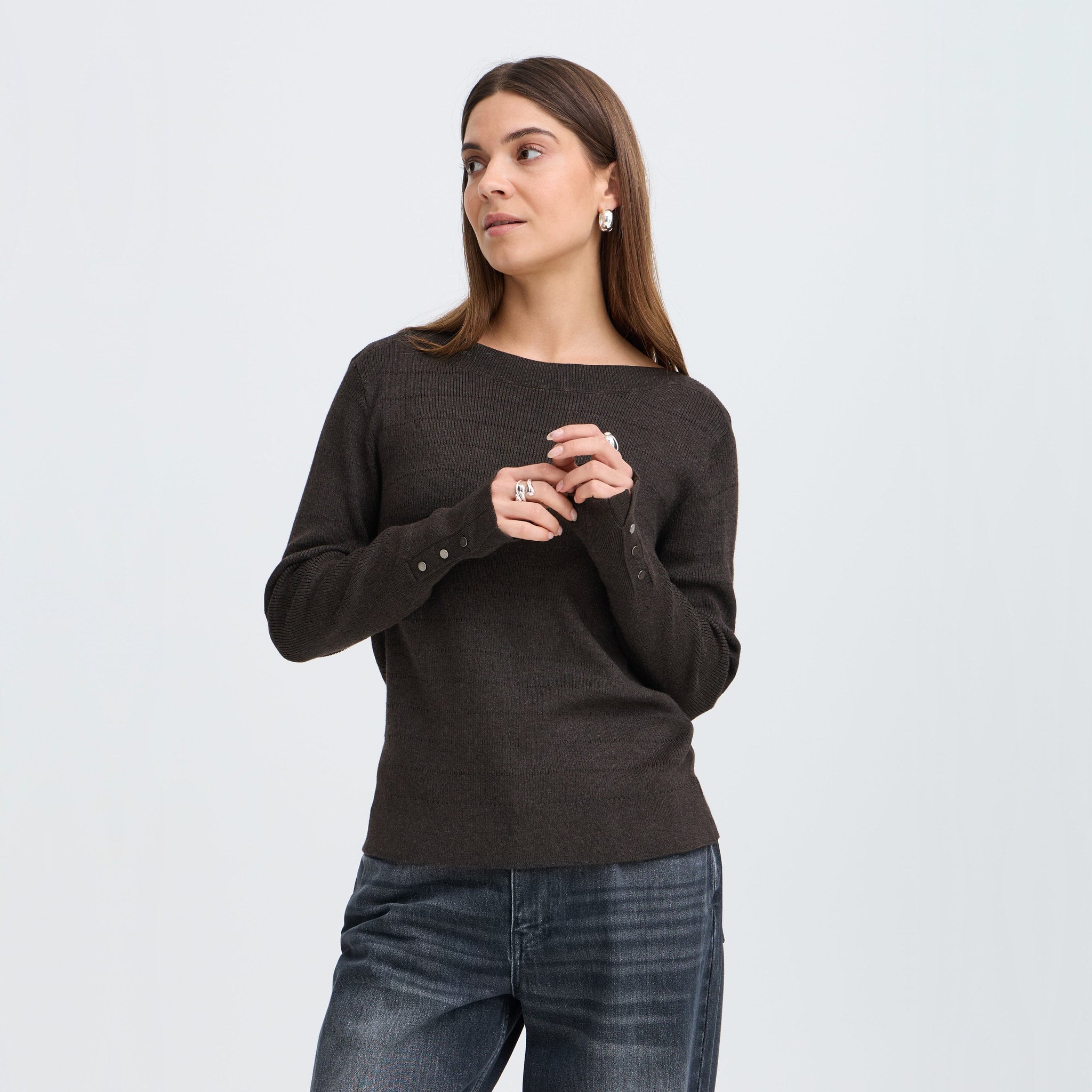 Model i brun Sara pullover i farven Espresso stylet med grå jeans, set forfra