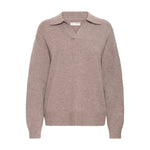 Brun pullover fra Pulz med åben polokrave og ribkanter, set forfra