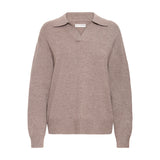 Brun pullover fra Pulz med åben polokrave og ribkanter, set forfra