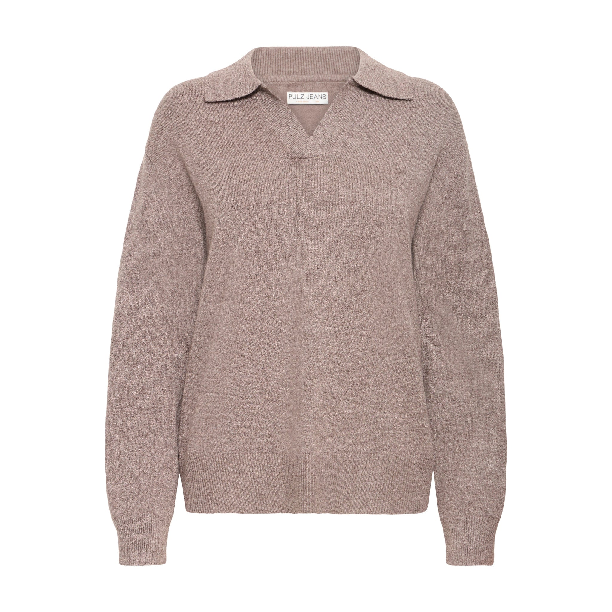Brun pullover fra Pulz med åben polokrave og ribkanter, set forfra