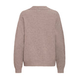 Brun pullover Steffi i farven Chocolate Plum, set bagfra med lille metalskilt i nakken