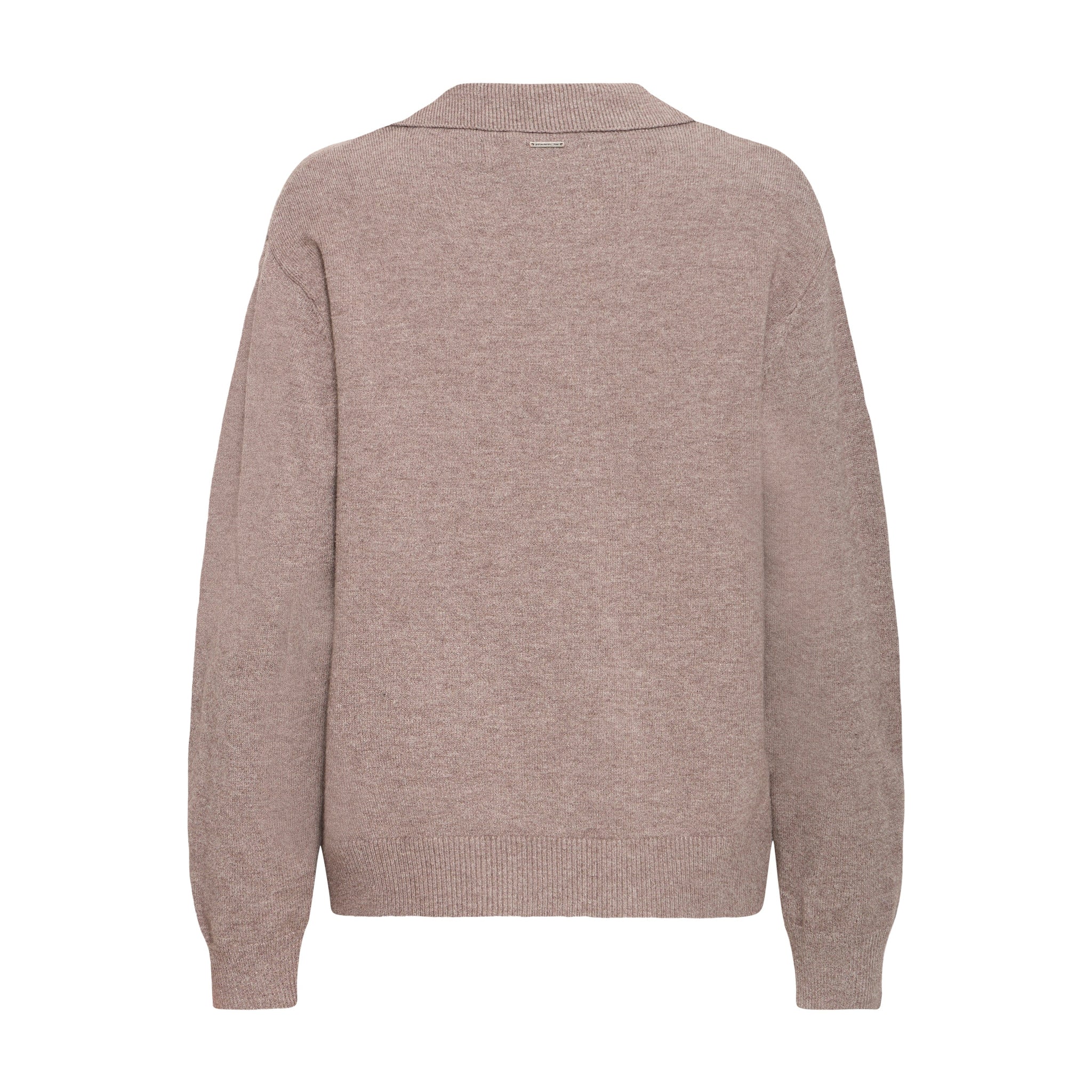 Brun pullover Steffi i farven Chocolate Plum, set bagfra med lille metalskilt i nakken