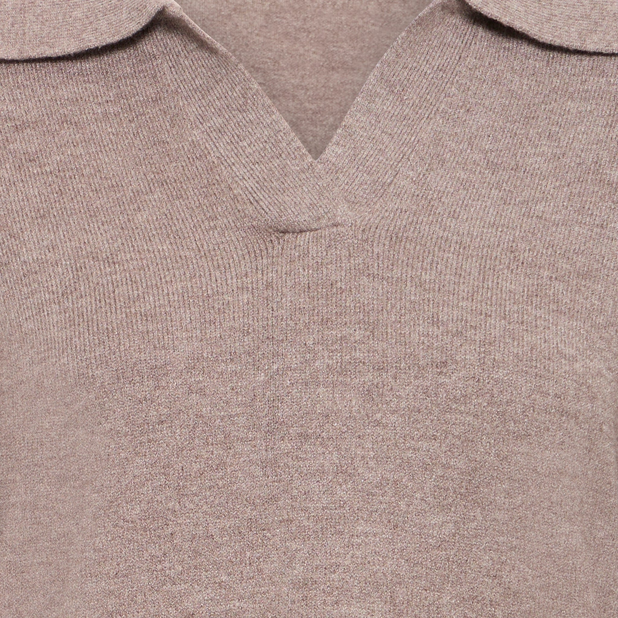 Nærbillede af strikken og den åbne V-udskæring på brun pullover med polokrave