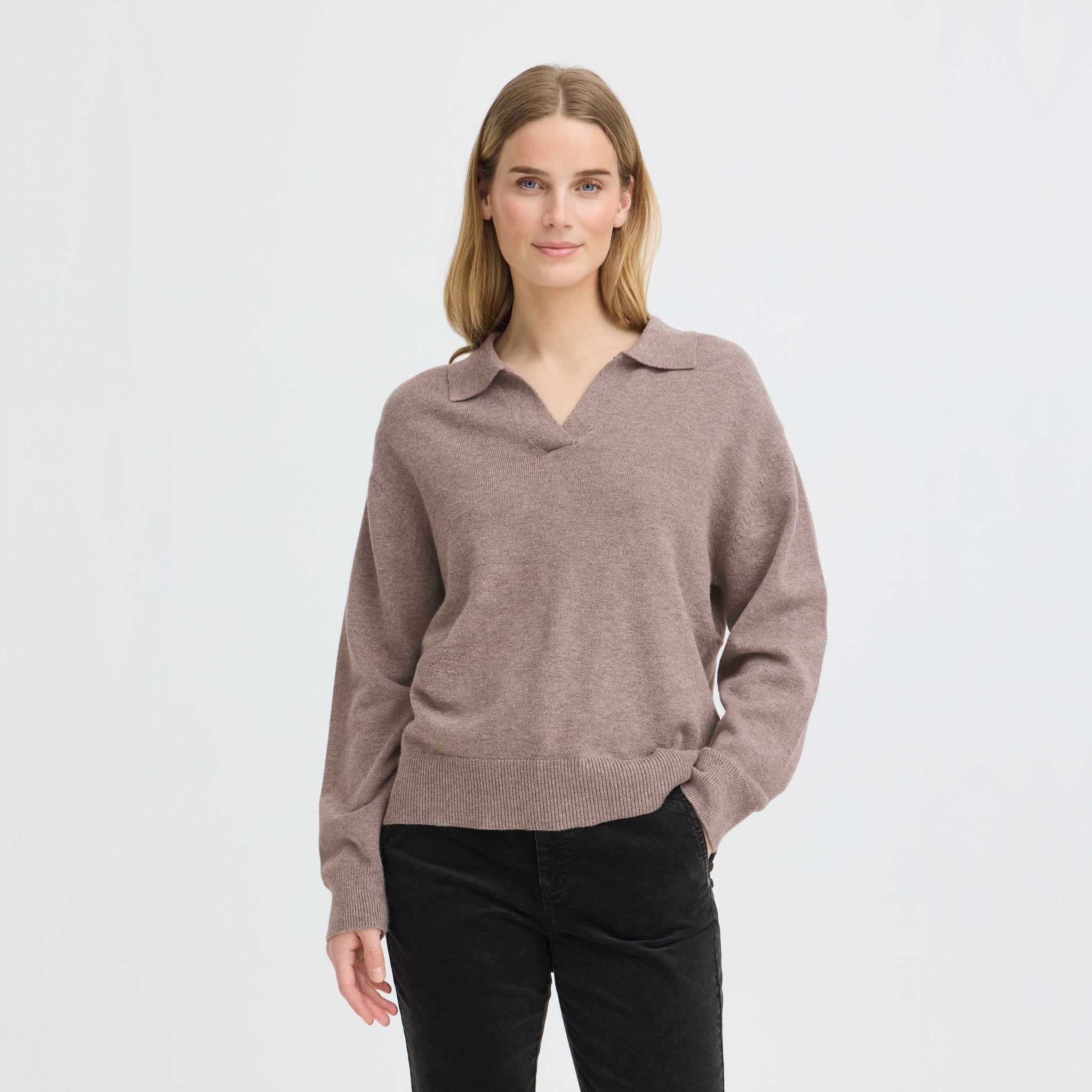 Model i brun pullover med polokrave og lange ærmer stylet med sorte bukser