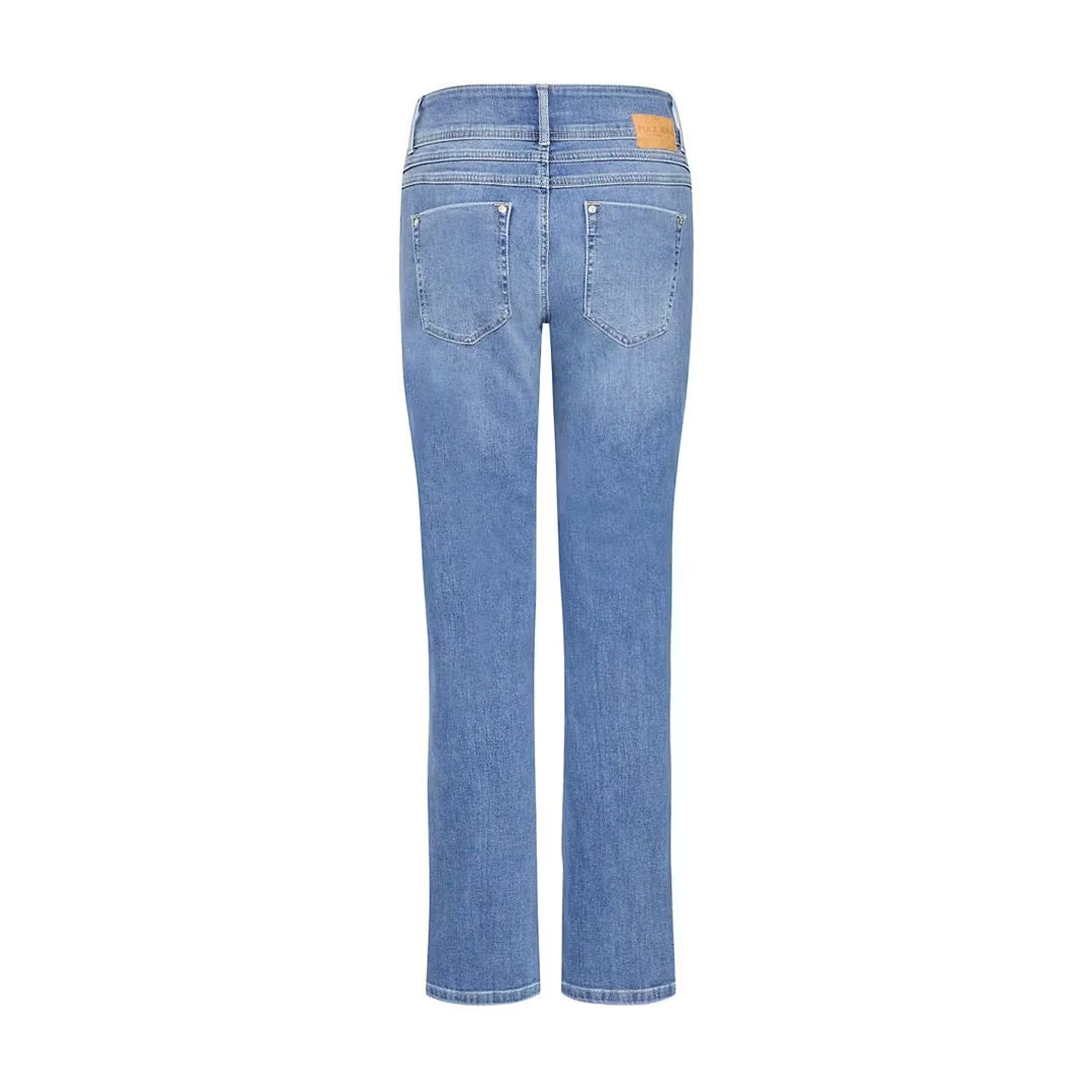 Lyseblå Suzy jeans fra Pulz set bagfra med baglommer og brunt mærke på linningen