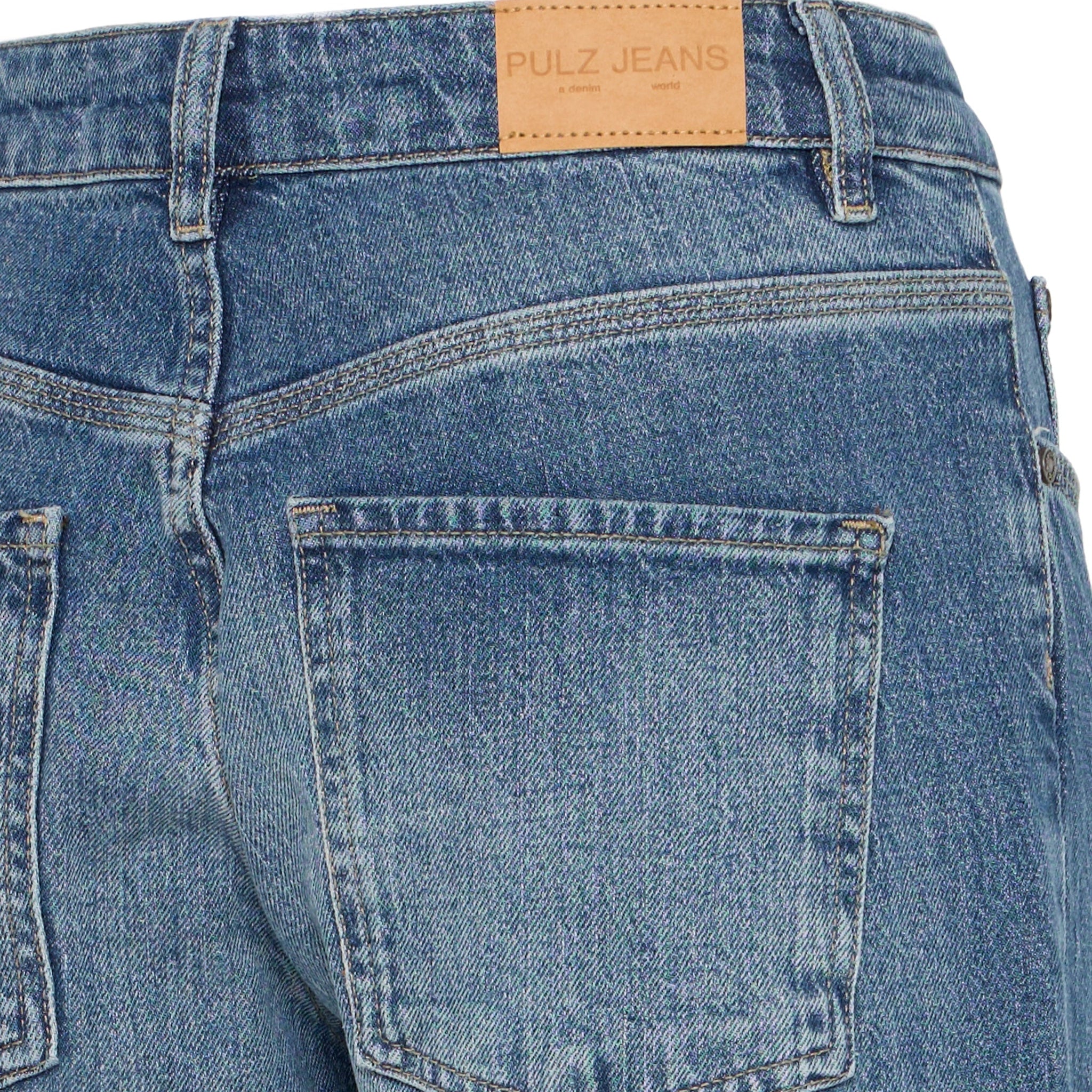 Nærbillede af baglomme og brunt Pulz Jeans-mærke på blå jeans