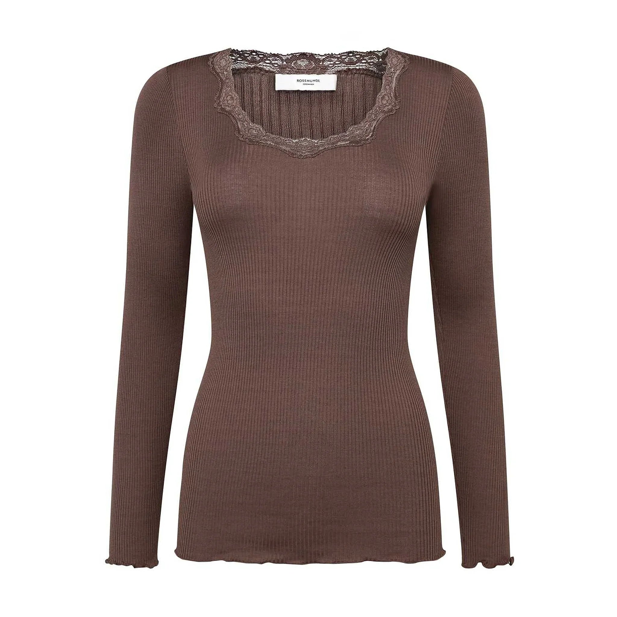 Brun ribstrikket bluse fra Rosemunde med lange ærmer og blondekant ved udskæringen, set forfra