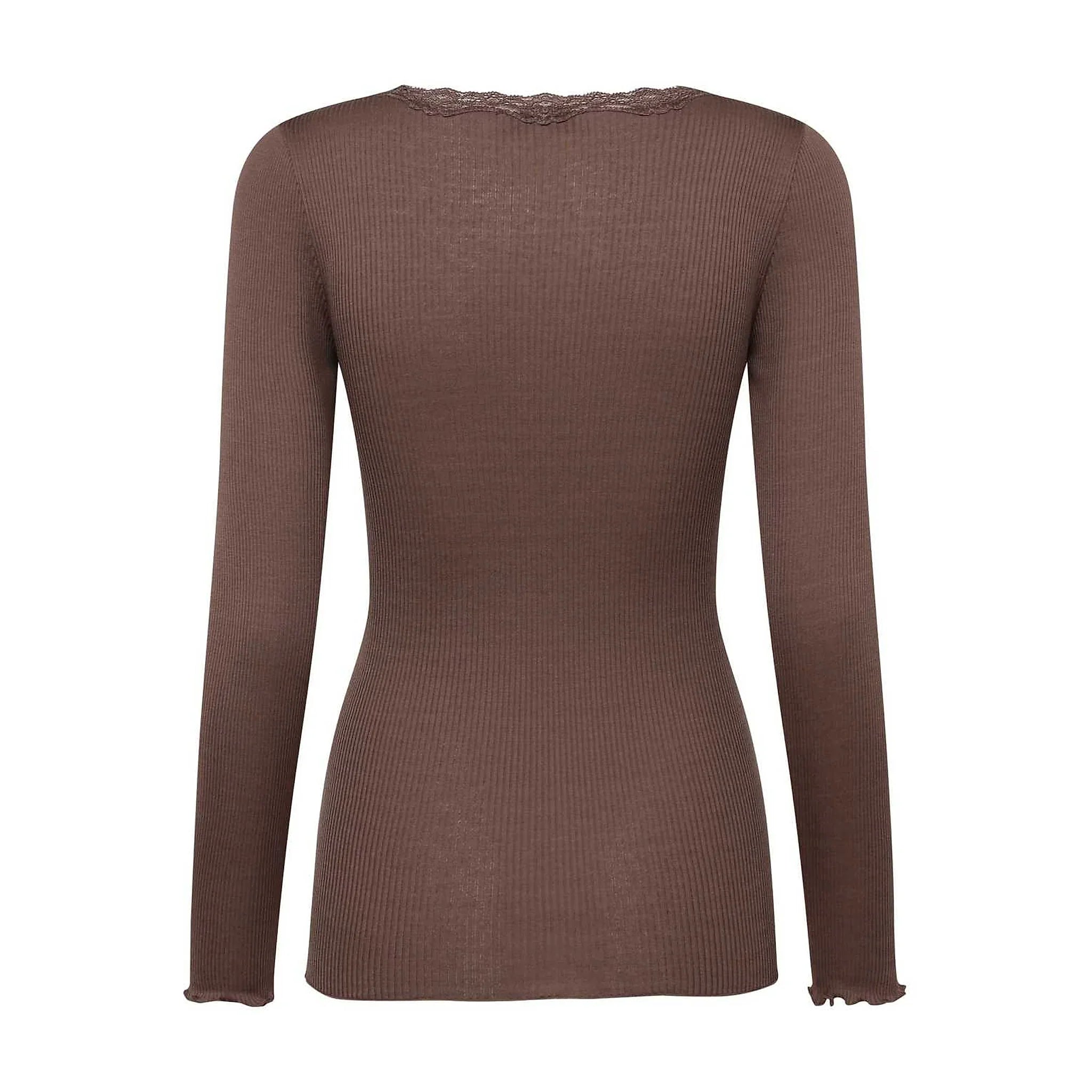 Brun ribstrikket bluse fra Rosemunde set bagfra med smal blondekant i nakken og bølget kant ved ærmer og bund