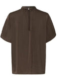 Brun bluse Aileen fra Saint Tropez bagfra med knaplukning og åbning i nakken