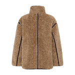 Brun Samantha Jacket i teddy-look set bagfra med høj krave og mørkebrune kanter langs ryg og ærmer