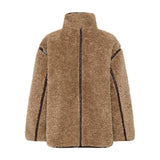 Brun Samantha Jacket i teddy-look set bagfra med høj krave og mørkebrune kanter langs ryg og ærmer