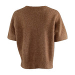 Brun kortærmet strik Doanna Knit i Acorn Melange fra Six Ames set bagfra med fluffy overflade og ribkant