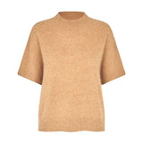 Beige kortærmet strik fra Six Ames med høj hals og ribkanter, set forfra