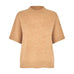 Beige kortærmet strik fra Six Ames med høj hals og ribkanter, set forfra