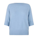 Lyseblå strik Moi Knit i Sky Blue fra Six Ames forfra med bred halsudskæring og korte ærmer med ribkant