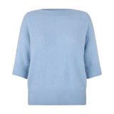 Lyseblå strik Moi Knit i Sky Blue fra Six Ames forfra med bred halsudskæring og korte ærmer med ribkant