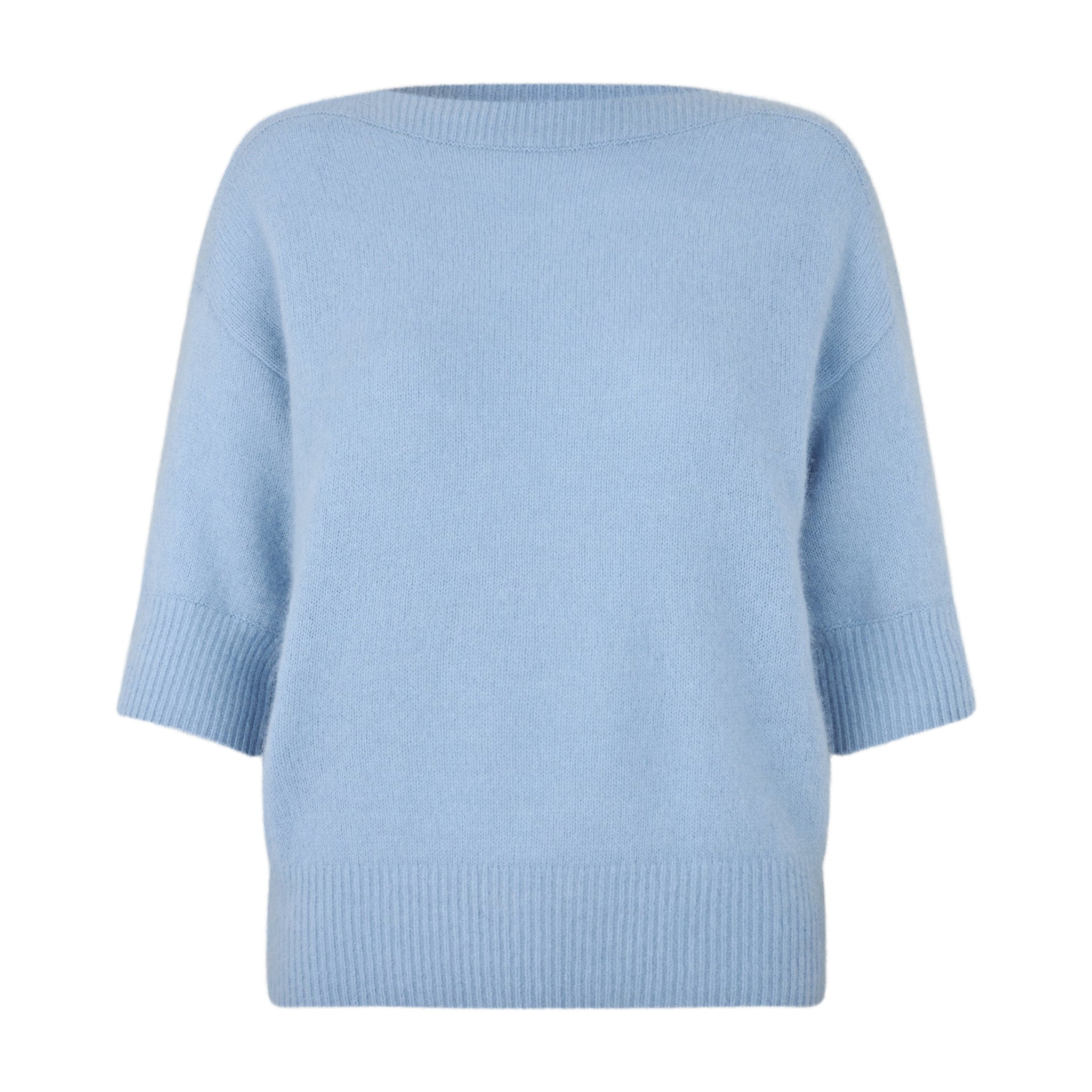 Lyseblå strik Moi Knit i Sky Blue fra Six Ames forfra med bred halsudskæring og korte ærmer med ribkant