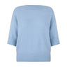 Lyseblå strik Moi Knit i Sky Blue fra Six Ames forfra med bred halsudskæring og korte ærmer med ribkant