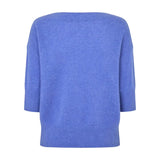 Blå strik Moi Knit i Coastal Blue Melange set bagfra med brede ribkanter ved ærmer og forneden