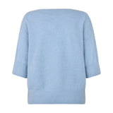 Lyseblå strik Moi Knit i Sky Blue fra Six Ames bagfra med bred ribkant forneden