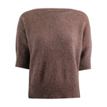 Brun strik Moi Knit i Chocolate Melange fra Six Ames forfra med korte ærmer, bred halsudskæring og ribkanter