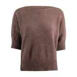 Brun strik Moi Knit i Chocolate Melange fra Six Ames forfra med korte ærmer, bred halsudskæring og ribkanter
