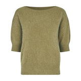 Grøn Moi Knit strik i Olive Green Melange med korte ærmer og bred halsudskæring, set forfra