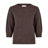 Brun strik Mona Knit fra Six Ames i Espresso Brown med rund hals, vide ærmer og ribkanter set forfra