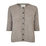 Oda Cardigan beige kortærmet strik fra Six Ames med rund hals og mørke knapper foran, set forfra