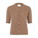 Brun kortærmet strik Oda Knit fra Six Ames i Acorn Melange med knapper foran og rund hals set forfra