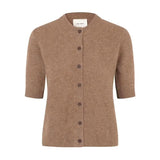 Brun kortærmet strik Oda Knit fra Six Ames i Acorn Melange med knapper foran og rund hals set forfra