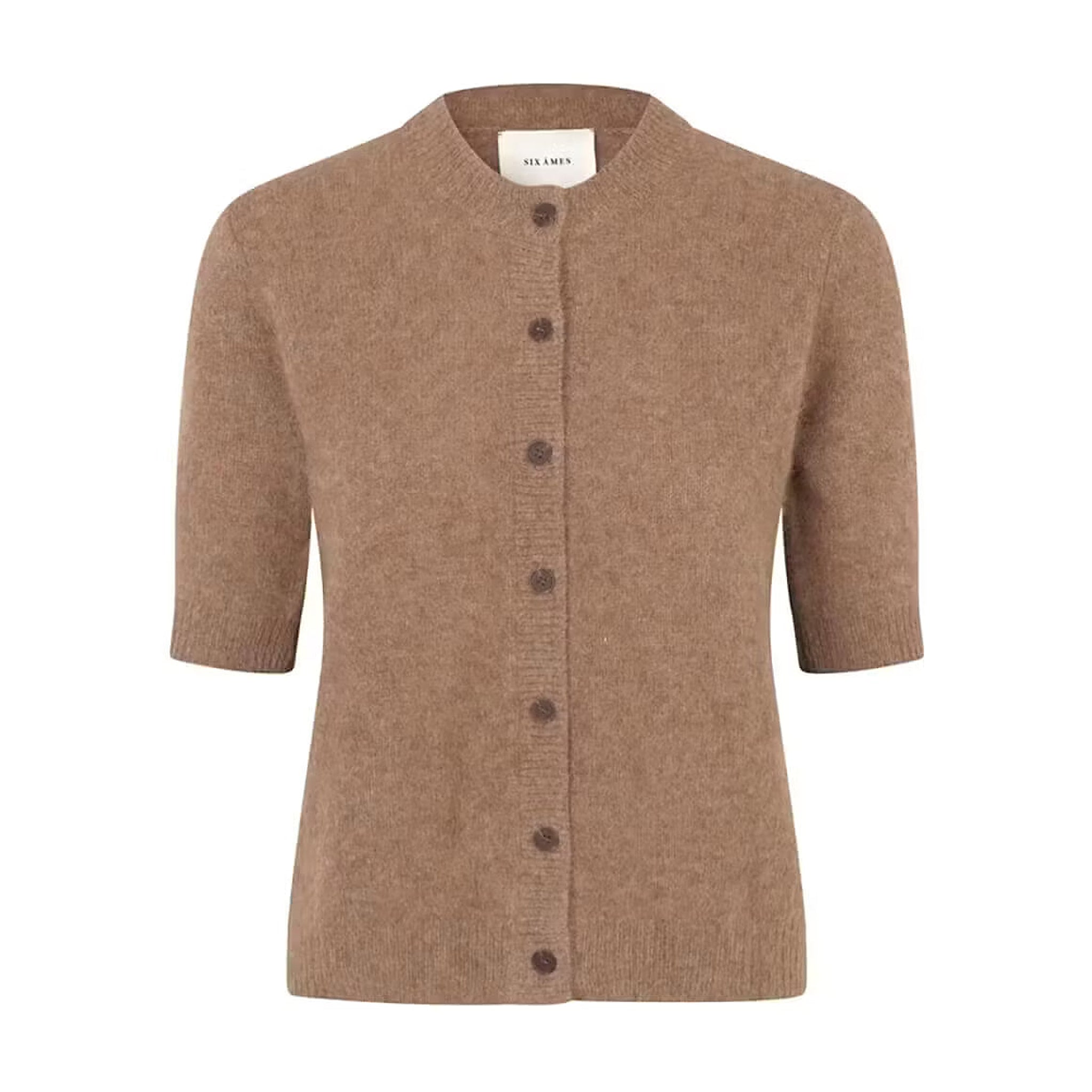 Brun kortærmet strik Oda Knit fra Six Ames i Acorn Melange med knapper foran og rund hals set forfra