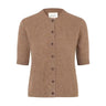 Brun kortærmet strik Oda Knit fra Six Ames i Acorn Melange med knapper foran og rund hals set forfra