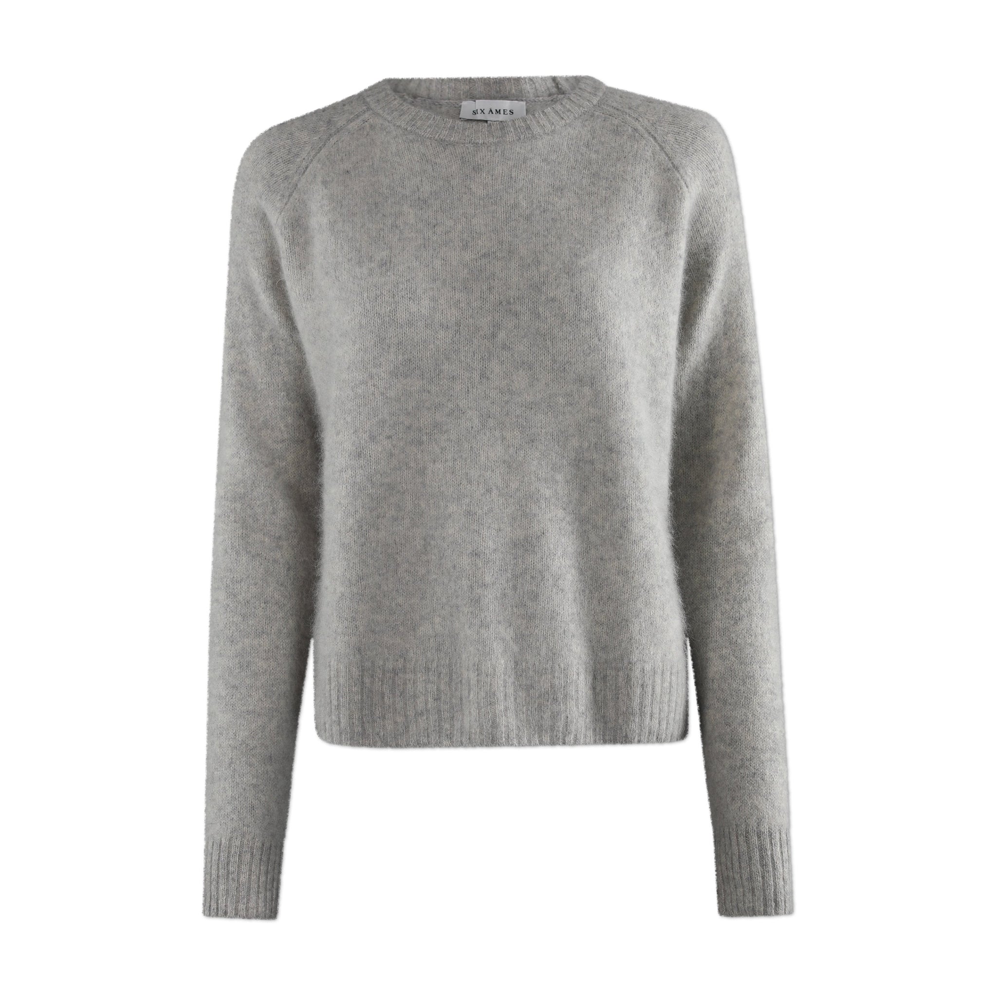 Grå strik Yolani Knit fra Six Ames forfra med rund hals, raglanærmer og ribkanter