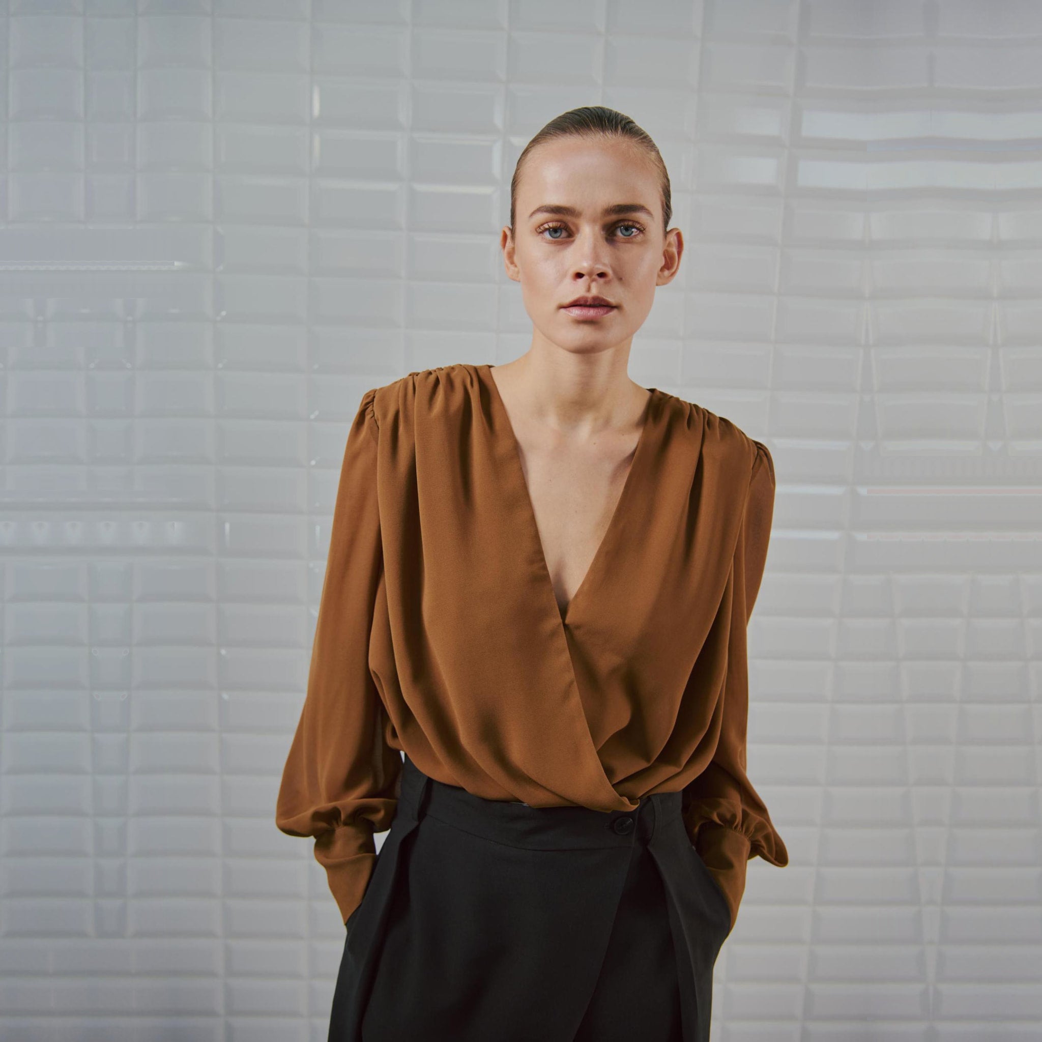 Tæt på brun bodystocking med indpakket forstykke og rynkede skuldre på model