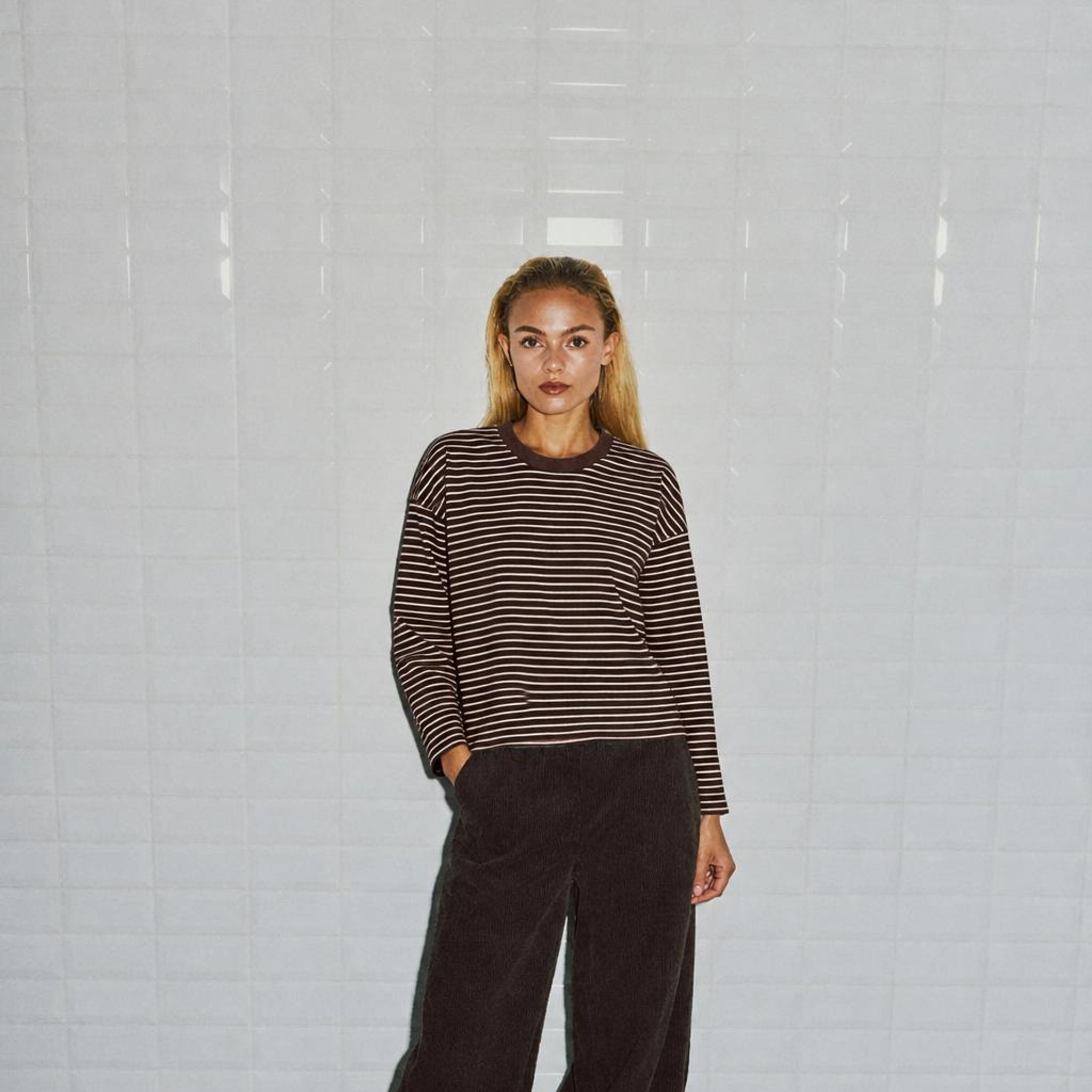 Model i brun og hvid stribet langærmet t-shirt Domu LS Tee fra WithBlack set forfra, stylet med mørke bukser
