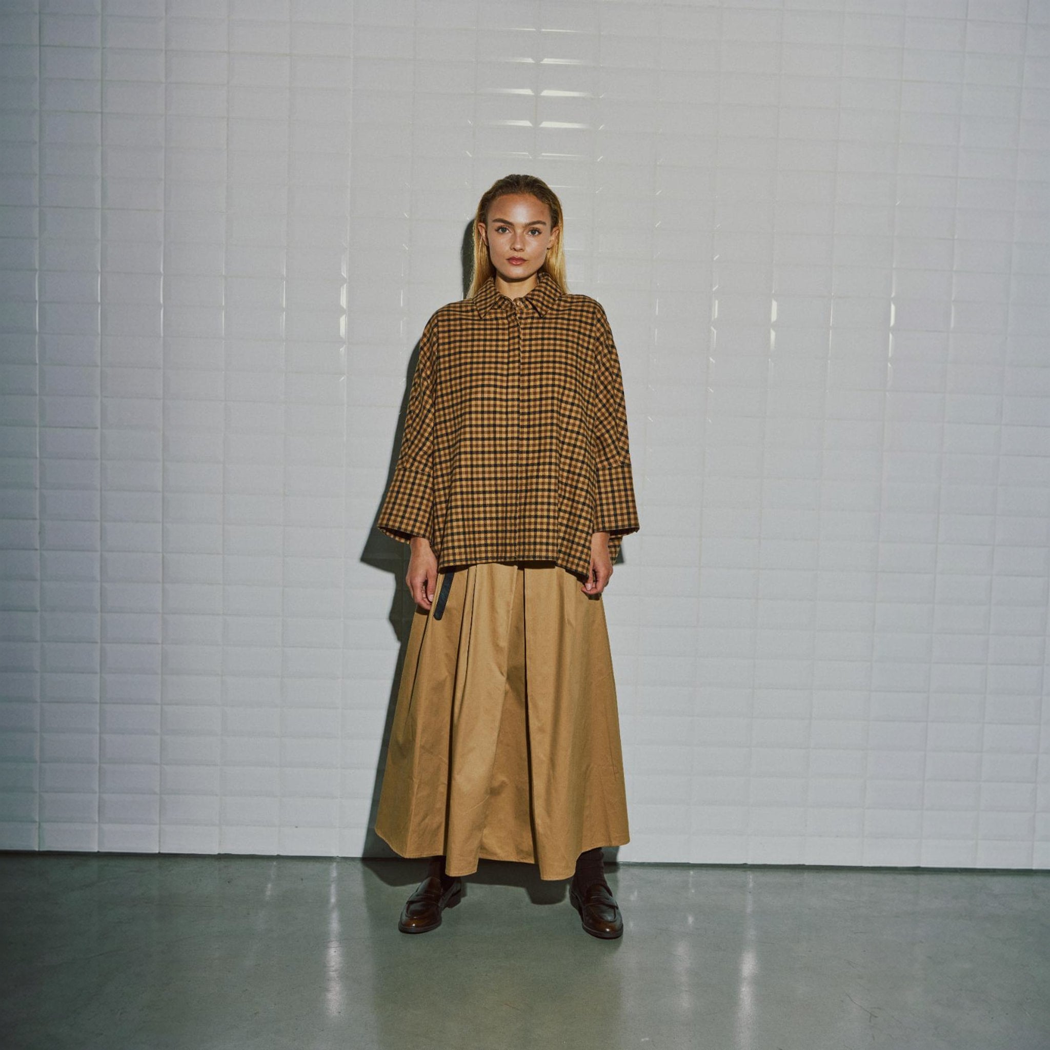 Model i brun midi nederdel Heather fra WithBlack set forfra i fuld længde