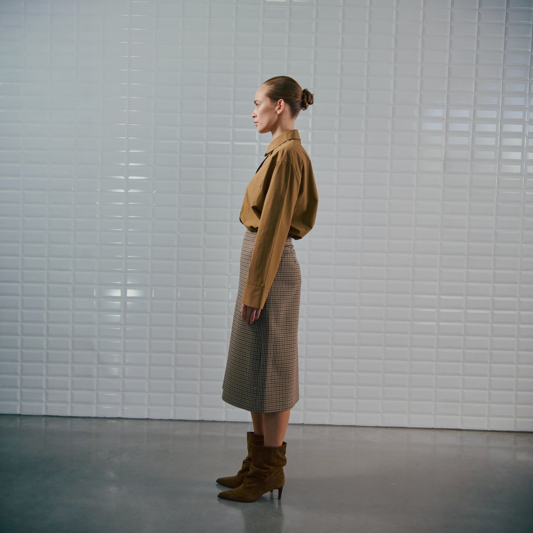 Ternet midi nederdel i brun og beige set fra siden på model