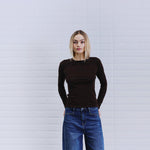 Model i brun langærmet t-shirt Josefine LS Tee og blå jeans set forfra