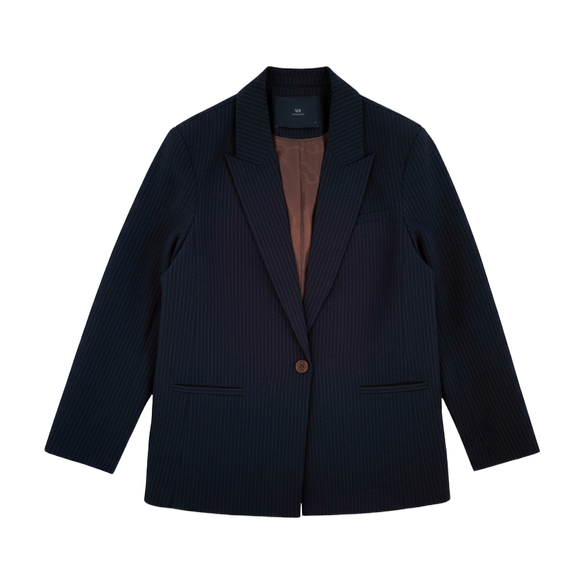 Navy blazer med nålestriber, spidse revers og brunt for i kontrastfarve, set forfra