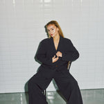 Siddende model i stribet navy blazer med spidse revers og vide bukser