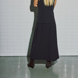 Lang navy nålestribet nederdel med læg set bagfra på model
