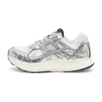 Sølvfarvet sneaker fra Woden i metallisk læder og hvid mesh set fra siden