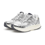 Par sølvfarvede Woden sneakers set skråt forfra med sølvfarvede snørebånd og cremefarvet sål