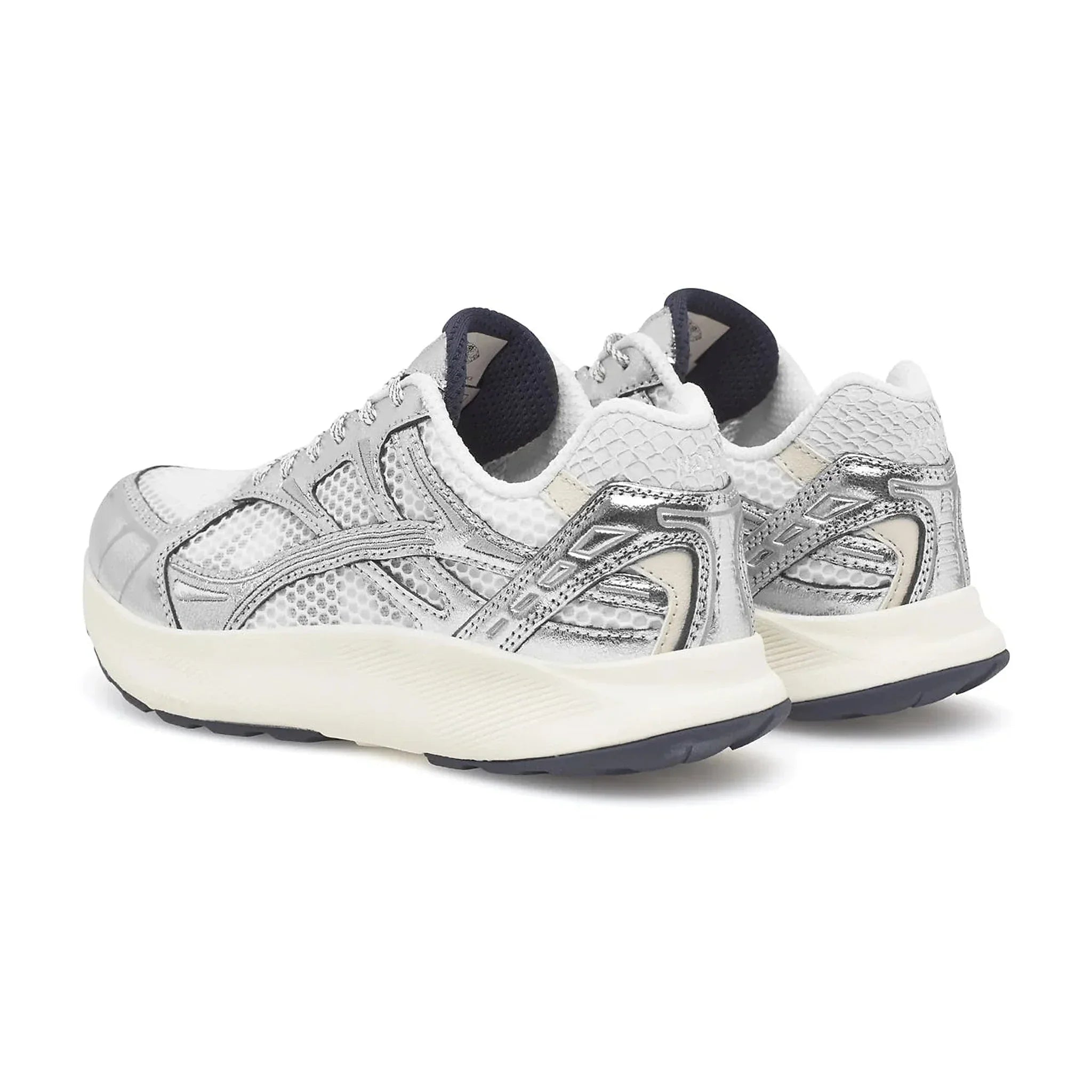 Par sølvfarvede Woden sneakers set skråt bagfra med marineblå for ved hælen