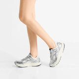Model med sølvfarvede sneakers fra Woden i metallisk læder og mesh