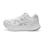 Hvide Freja Runner sneakers fra Woden set fra siden med net-paneler, snørebånd og tyk sål