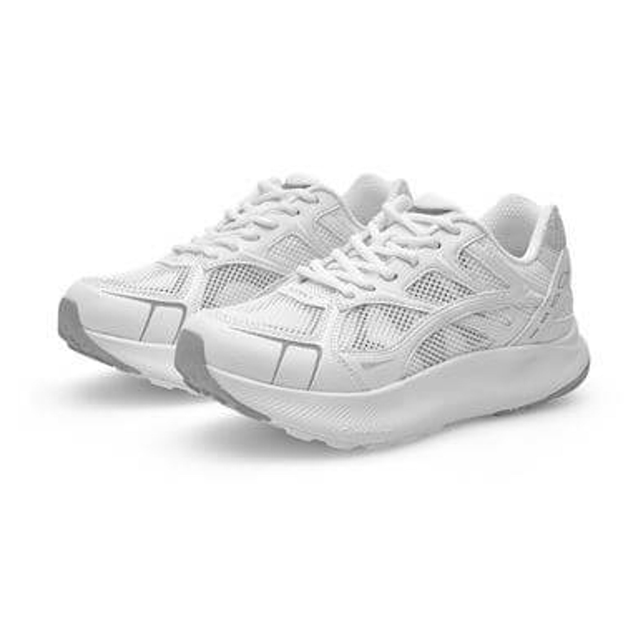 Par hvide Freja Runner sneakers i Blanc de Blanc set skråt forfra med snørebånd