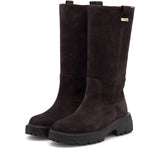 Par brune ruskindsstøvler Lea S Boot i Chocolate set skråt forfra med sort sål med grove riller